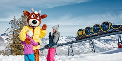 Ausflug mit Kindern - erreichbar mit: Auto - Schweiz - Standseilbahn Schwyz-Stoos mit dem Fröneli, dem Maskottchen und seinen Freunden - Stoos – die steilste Standseilbahn der Welt