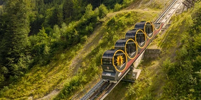 Trip with children - öffentliche Verkehrsmittel - Zug-Stadt - Standseilbahn Schwyz-Stoos  - Stoos – die steilste Standseilbahn der Welt