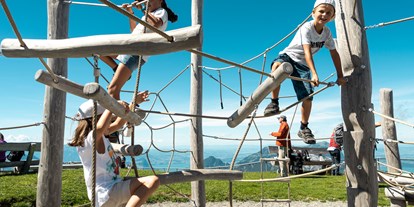 Ausflug mit Kindern - Unterägeri - Auf dem Fronalpstock, dem Gipfel oberhalb vom Stoos, gibt es einen riesigen Spielplatz mit wunderschönem Ausblick auf den Vierwaldstättersee.  - Stoos – die steilste Standseilbahn der Welt