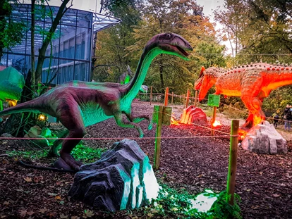Ausflug mit Kindern - Themenschwerpunkt: Dinosaurier - Wien Landstraße - Nach der Dämmerung beleuchtet - Dino Tattendorf