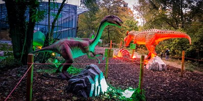 Ausflug mit Kindern - Ausflugsziel ist: ein Naturerlebnis - Nach der Dämmerung beleuchtet - Dino Tattendorf