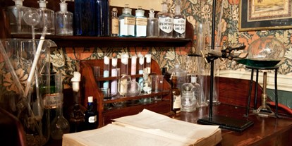 Ausflug mit Kindern - Grindelwald - Die Möbel des Wohnzimmers gehörten alle Mrs. 
Hudson. Auf der linken 
Seite des Kamins sehen 
Sie zum Beispiel einen 
Aufsatz-Sekretär aus der 
Zeit von King George im 
18. Jahrhundert - ziemlich 
sicher handelt es sich dabei um ein Erb-stück aus 
Mrs. Hudsons Familie.  - Sherlock Holmes Museum