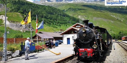 Reis met kinderen - erreichbar mit: Bahn - Zwitserland - Ausgangspunkt der Dampfbahn am Bahnhof in Realp. - Dampfbahn Furka Bergstrecke