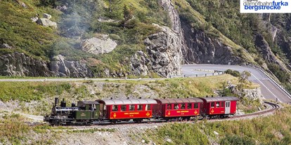 Ausflug mit Kindern - Rosenlaui - Extrazug kurz nach dem Kehrtunnel Richtung Gletsch. - Dampfbahn Furka Bergstrecke