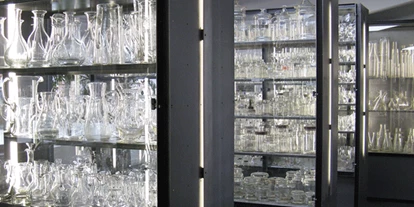 Trip with children - Oberdorf NW - In der Glasi hergestellte Gläser aus dem 19. Jahrhundert bis jetzt.
Im Glasiglas-Archiv wird je ein Stück vieler Gläser aufbewahrt, die in der Glasi Hergiswil produziert wurden. So können Sie Artikel entdecken im Design der 50er-Jahre oder rätseln über die Funktion oder Verwendung eines bestimmten Glasartikels. Das Archiv wird laufend mit der neuesten Glas-Produktion ergänzt. Für uns ist es das Gedächtnis über das Glasdesign der Glasi Hergiswil. - Glasi Hergiswil
