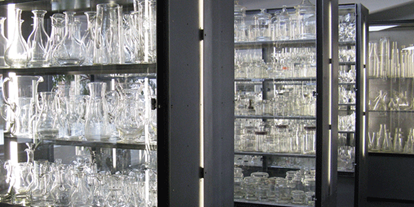 Ausflug mit Kindern - Witterung: Bewölkt - Luzern-Stadt (Luzern, Kriens) - In der Glasi hergestellte Gläser aus dem 19. Jahrhundert bis jetzt.
Im Glasiglas-Archiv wird je ein Stück vieler Gläser aufbewahrt, die in der Glasi Hergiswil produziert wurden. So können Sie Artikel entdecken im Design der 50er-Jahre oder rätseln über die Funktion oder Verwendung eines bestimmten Glasartikels. Das Archiv wird laufend mit der neuesten Glas-Produktion ergänzt. Für uns ist es das Gedächtnis über das Glasdesign der Glasi Hergiswil. - Glasi Hergiswil