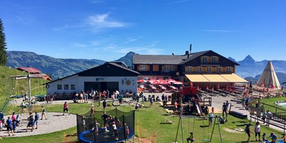 Ausflug mit Kindern - Ausflugsziel ist: eine Wanderung - PLZ 6053 (Schweiz) - Die Bergstation der Gondelbahn Emmetten-Stockhütte mit dem grossen Kinderspielplatz - Goldi-Familiensafari