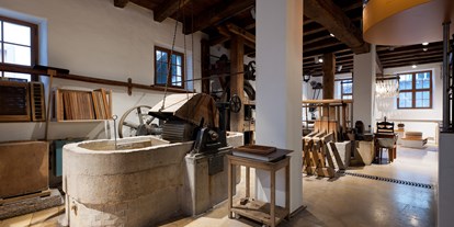 Ausflug mit Kindern - sehenswerter Ort: Wahrzeichen - Bad Bellingen - Mühleraum mit Stampfwerk. Foto: Daniel Schvarcz - Basler Papiermühle