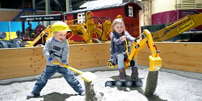 Ausflug mit Kindern - Kinderwagen: vollständig geeignet - Laufenburg (Landkreis Waldshut) - Grosser Sandkasten im EBIANUM - EBIANUM Baggermuseum
