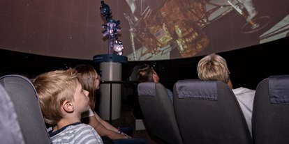 Ausflug mit Kindern - Witterung: Schönwetter - Ostschweiz - Staune in der Kuppel des Planetariums bei den verschiedenen 360°-Shows - Bodensee Planetarium und Sternwarte