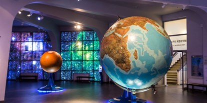 Ausflug mit Kindern - Alter der Kinder: 1 bis 2 Jahre - Schleben - Symbolbild für Ausflugsziel Planetarium Klagenfurt. Keine korrekte oder ähnlich Darstellung! - Planetarium Klagenfurt