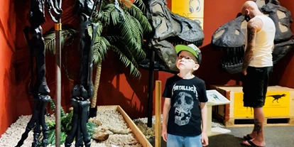 Trip with children - Ausflugsziel ist: ein Museum - Auch der Grösste T-Rex war mal klein.  - Sauriermuseum Bellach