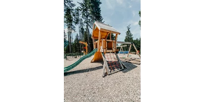 Ausflug mit Kindern - Sportanlage: Rodelbahn - Österreich - Kinderspielplatz beim Waldspielpark Zahmer Kaiser an der Bergstation des 4er Sessellift - Waldspielpark im Freizeitpark Zahmer Kaiser