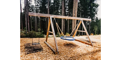 Ausflug mit Kindern - Sportanlage: Rodelbahn - Tirol - Schaukel im Waldspielpark Zahme Kaiser an der Bergstation des 4er Sessellift - Waldspielpark im Freizeitpark Zahmer Kaiser