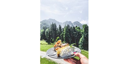Ausflug mit Kindern - Umgebungsschwerpunkt: Wald - Bergen (Landkreis Traunstein) - Hausgemachte Kuchen im Zahmer Kaiser Restaurant - Zahmer Kaiser Restaurant