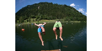Ausflug mit Kindern - Pongau - Der Ort am Goldegger See ist im Sommerurlaub ideal gelegen zum Wandern oder Golfen, Mountainbiken und Schwimmen. - Tourismusverband Goldegg am See