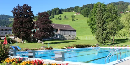 Ausflug mit Kindern - Kinderwagen: vollständig geeignet - Schnepfau - Schwimmbad Schwarzenberg / Bregenzerwald - Schwimmbad Schwarzenberg (Freibad)
