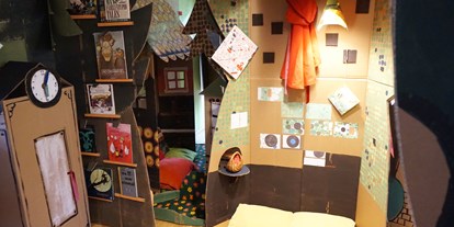 Ausflug mit Kindern - Preisniveau: kostenlos - Nasting - Blick in die aktuelle Ausstellung "Im Märchenwald" - Kinderbuchhaus in Oberndorf an der Melk
