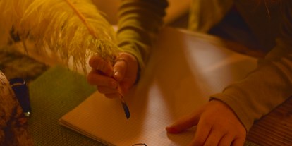 Ausflug mit Kindern - Alter der Kinder: 1 bis 2 Jahre - Mödelsdorf - mit Straußenfeder schreiben - Straußenhof Halmer
