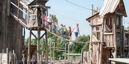 Ausflug mit Kindern - Parkmöglichkeiten - Niedersachsen - Hängebrücke in der Kletterwelt Grizzly Mountain - Jaderpark