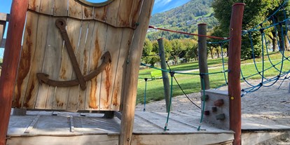 Ausflug mit Kindern - PLZ 4881 (Österreich) - Kletter-, Versteck-, und Spielschuff - Mondsee Spielplatz