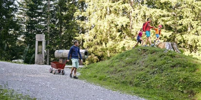 Trip with children - Parkmöglichkeiten - Untervaz - Von Station zu Station mehr über die Natur erfahren - Natursprünge-Weg