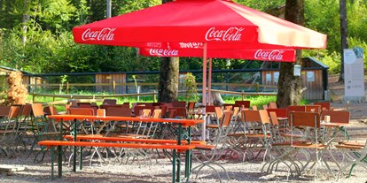 Ausflug mit Kindern - outdoor - Bürs - Sitzplätze beim Kiosk - Wildpark Feldkirch