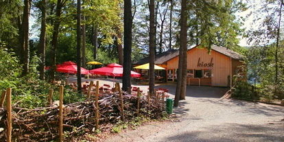 Ausflug mit Kindern - Witterung: Bewölkt - Schnepfau - Blick von den Zwergziegen zum Kiosk - Wildpark Feldkirch