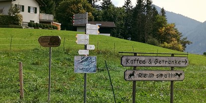 Ausflug mit Kindern - Themenschwerpunkt: Entdecken - PLZ 6733 (Österreich) - Wegweiser in Furx, der Ausgangsstation für diese Wanderung - Wanderung zum Alpwegkopf