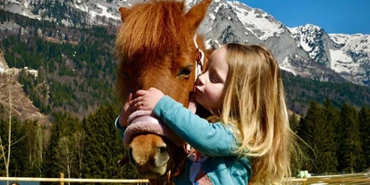 Trip with children - Ausflugsziel ist: ein Indoorspielplatz - Austria - Kind mit Pony - Narzissendorf Zloam