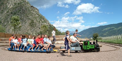 Ausflug mit Kindern - Ausflugsziel ist: eine Bahn - Tisens-Prissian - Erlebnisbahnhof Staben bei Naturns