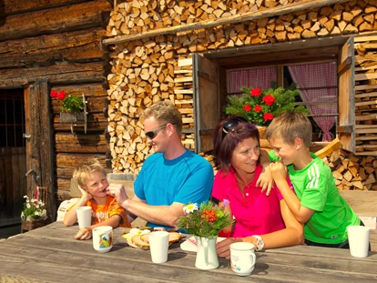 Ausflug mit Kindern - TOP Ausflugsziel 2024 - Österreich - Die ganze Familie lässt sich die Brettljause schmecken - Palfner Alm Rauris