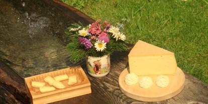 Ausflug mit Kindern - Schatten: vollständig schattig - Pinzgau - Unsere Milch aus den Alm- kräutern ist  die Grundlage für die köstliche Butter, Topfen und Käse. - Palfner Alm Rauris
