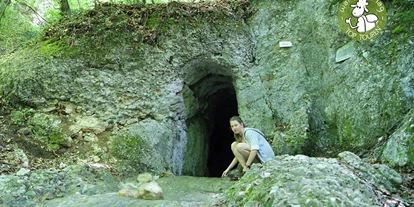 Ausflug mit Kindern - Umgebungsschwerpunkt: Wald - Kleinberg (Nußdorf am Haunsberg) - Bei niedrigem Wasserstand traust du dich vielleicht in die Höhle hinein. Lasst euch überraschen, was es da zu entdecken gibt. Aber vorsichtig, es ist rutschig.  - Hexenloch in der Stadt Salzburg