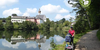 Ausflug mit Kindern - Themenschwerpunkt: Schwimmen - Sankt Leonhard (Grödig) - Der Blick auf das Kloster begleitet euch fast die gesamte Runde.  - Höglwörther See 