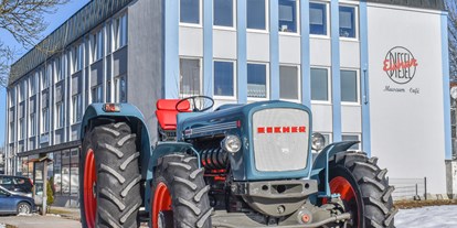 Ausflug mit Kindern - PLZ 84424 (Deutschland) - Unser frisch restaurierter Eicher-Wotan vor dem Museumsgebäude - Eicher-Traktoren-Museum