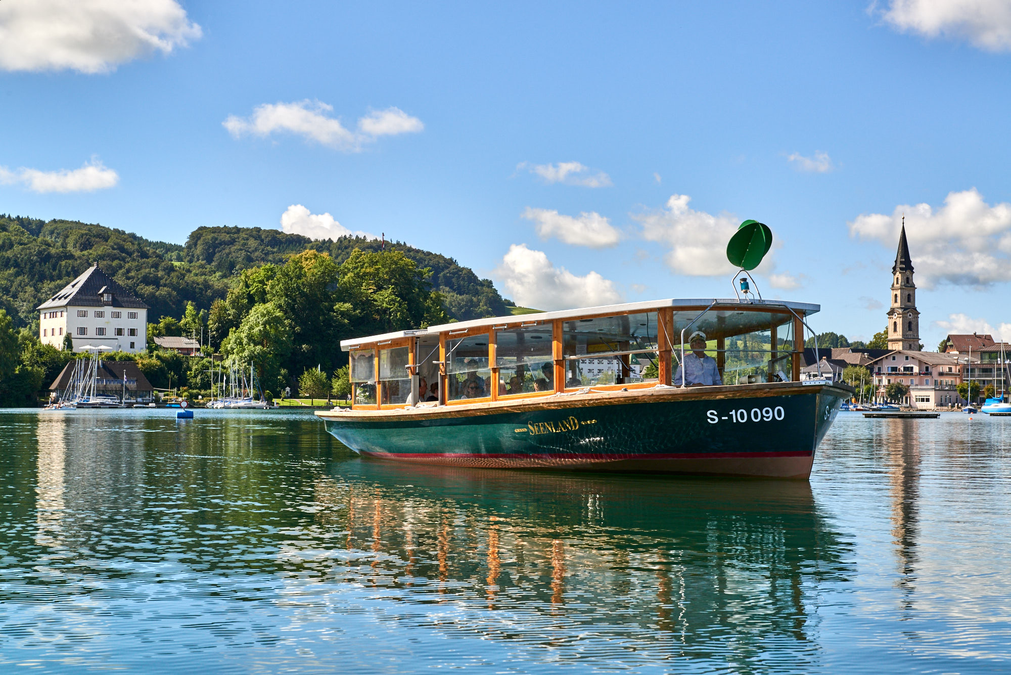 Voyage avec des enfants - Das rein elektrisch angetriebene Fahrgastschiff "Seenland" zeigt Ihnen die Umgebung von Mattsee! Neben der Linienschifffahrt können Sie das Schiff auch für private Feiern oder als ausgefallene Hochzeitslocation chartern!  - Seenland Schifffahrt - Mattsee und Obertrumer See