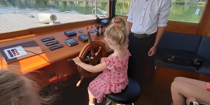 Ausflug mit Kindern - Umgebungsschwerpunkt: See - Sankt Leonhard (Grödig) - Auch die Kinder dürfen Kapitän sein - Seenland Schifffahrt - Mattsee und Obertrumer See