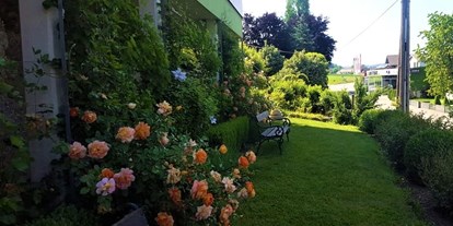 Ausflug mit Kindern - Schmidham (Lohnsburg am Kobernaußerwald) - Rosengarten mit Sitzgelegenheit - Rosen- und Kräutergarten