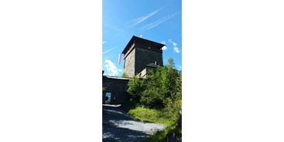 Ausflug mit Kindern - sehenswerter Ort: Turm - Leogang - Frontansicht des Turmes - Historie-Erlebnis Burg Klammstein