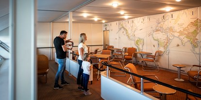 Ausflug mit Kindern - Region Bodensee - Blick in die begehbare Teilrekonstruktion von LZ 129 Hindenburg Familie Highres-40 © DBT Foto Denger - Zeppelin Museum