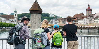 Reis met kinderen - Schwyz-Stadt - Ein Familien-Ausflug in die Stadt Luzern. Im Hintergrund der berühmte Wasserturm mit der Kapellbrücke.
 - Luzern