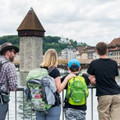 Ausflugsziel - Ein Familien-Ausflug in die Stadt Luzern. Im Hintergrund der berühmte Wasserturm mit der Kapellbrücke.
 - Luzern