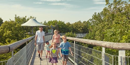 Ausflug mit Kindern - Ausflugsziel ist: eine Sehenswürdigkeit - Familie auf dem Baumkronenpfad im Nationalpark Hainich. Foto: Tino Sieland - Baumkronenpfad im Nationalpark Hainich