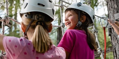 Ausflug mit Kindern - Ausflugsziel ist: ein Kletterpark - Abenteuer im Hochsailgarten in Colfosco