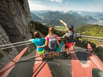 Ausflug mit Kindern - Parkmöglichkeiten - PLZ 83458 (Deutschland) - Steinplatte Waidring Triassic Park Aussichtsplattform - Triassic Park auf der Steinplatte