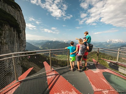 Ausflug mit Kindern - Parkmöglichkeiten - PLZ 5093 (Österreich) - Steinplatte Waidring Triassic Park Aussichtsplattform - Triassic Park auf der Steinplatte