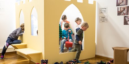 Ausflug mit Kindern - Umgebungsschwerpunkt: Stadt - Bayern - Wie bekommt man eine gotische Raumhöhe? Graben! - KASiMiRmuseum