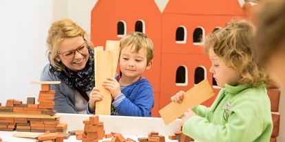 Ausflug mit Kindern - Witterung: Bewölkt - Vilsbiburg - Mauern müssen stabil sein! Und wie geht eigentlich ein Rundbogen? - KASiMiRmuseum