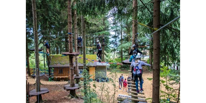 Ausflug mit Kindern - Ausflugsziel ist: eine Sportanlage - Troß - Hochseilgarten Kirchschlag Ralf & Walter / Kletterpark